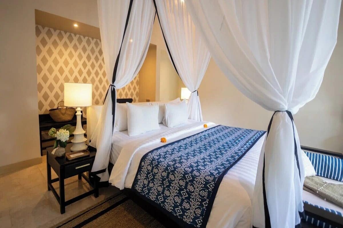 Villa familiar, 2 habitaciones, vistas a la piscina, en la zona del jardín | 1 dormitorio, ropa de cama de alta calidad, minibar y caja fuerte