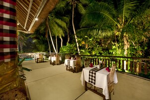 供应早餐、午餐和晚餐，国际美食