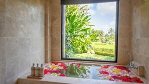 個別の浴槽とシャワー、深めの浴槽、バスアメニティ (無料)、ヘアドライヤー