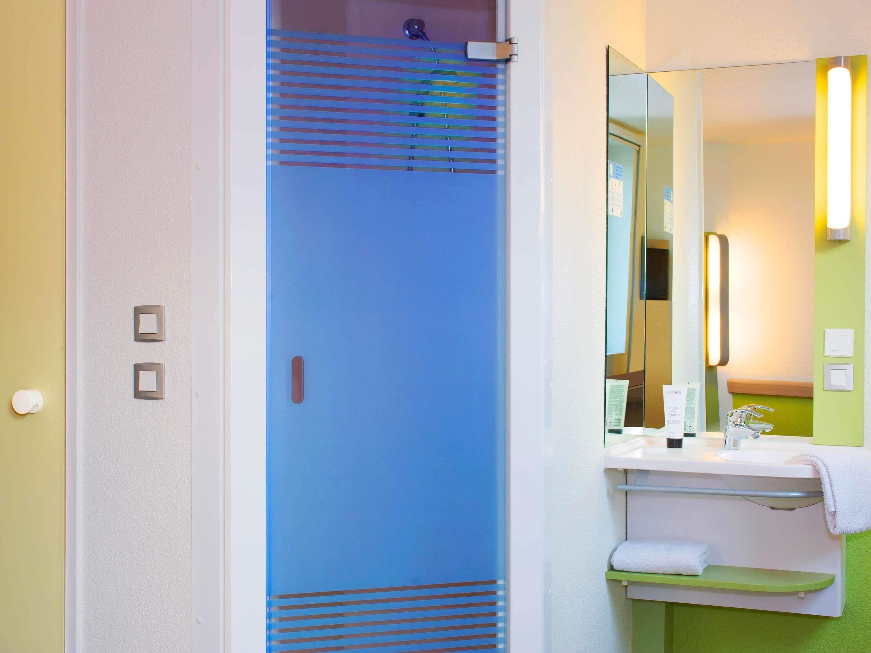 twin room, 2 single beds | hypo-allergenic bedding, desk, soundproofing, free wifi