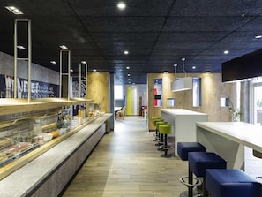 Tägliches Frühstücksbuffet (17 CHF pro Person)