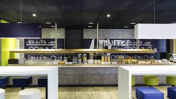 Tägliches Frühstücksbuffet (17 CHF pro Person)