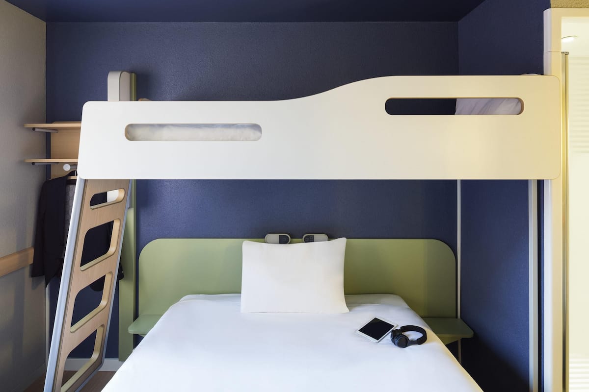 Standard-Dreibettzimmer | Allergikerbettwaren, Schreibtisch, schallisolierte Zimmer