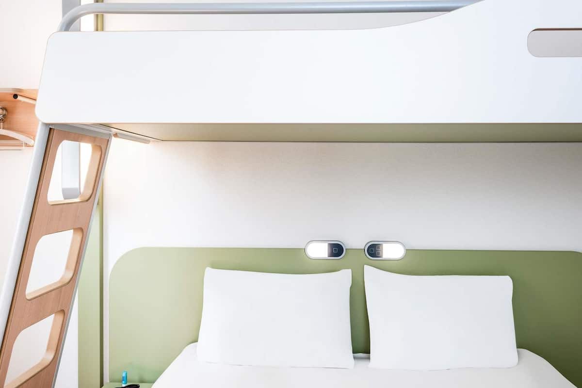 Habitación triple estándar | Ropa de cama hipoalergénica, escritorio, insonorización y wifi gratis