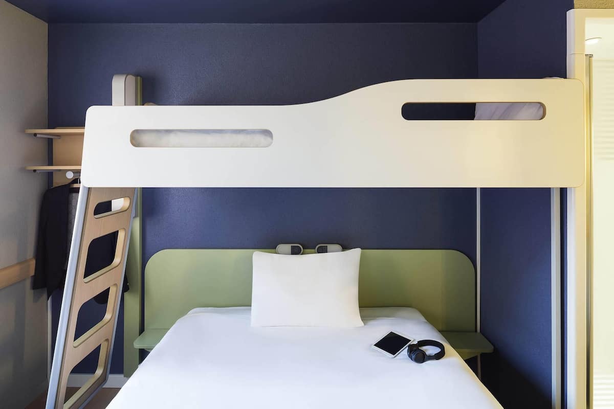 Ropa de cama hipoalergénica, escritorio, insonorización y wifi gratis