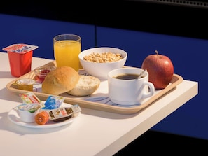 Petit déjeuner buffet (17 CHF par personne)