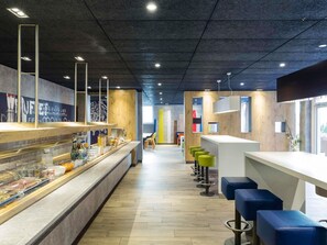 Hypo-allergenic bedding, desk, soundproofing, free WiFi