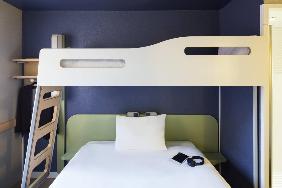 Standaard driepersoonskamer | Hypoallergeen beddengoed, een bureau, geluiddichte muren, gratis wifi