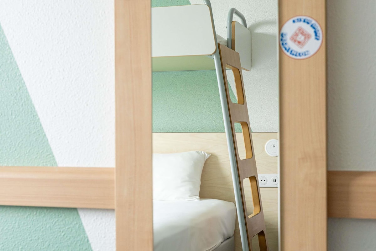 Doppelzimmer, Mehrere Betten | Hochwertige Bettwaren, Schreibtisch, Verdunkelungsvorhänge