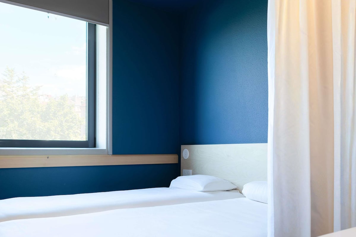 SÀngtillbehör av högsta kvalitet, skrivbord och mörklÀggningsgardiner