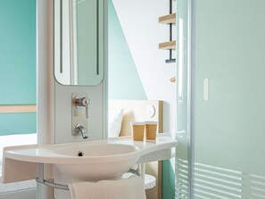 Zweibettzimmer, 2 Einzelbetten | Hochwertige Bettwaren, Schreibtisch, Verdunkelungsvorhänge