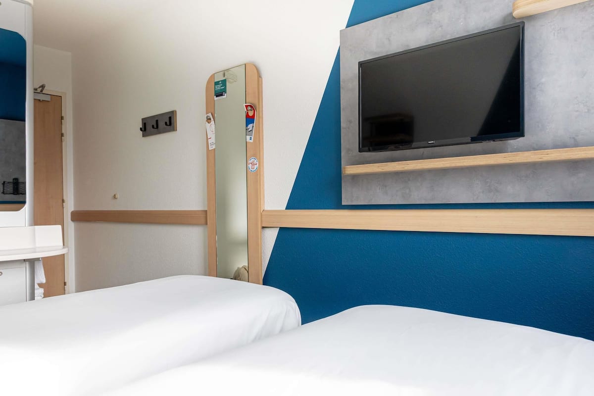 Twin Room, 2 Katil Bujang (Single) | Peralatan tempat tidur premium, meja, langsir/tirai gelap terus