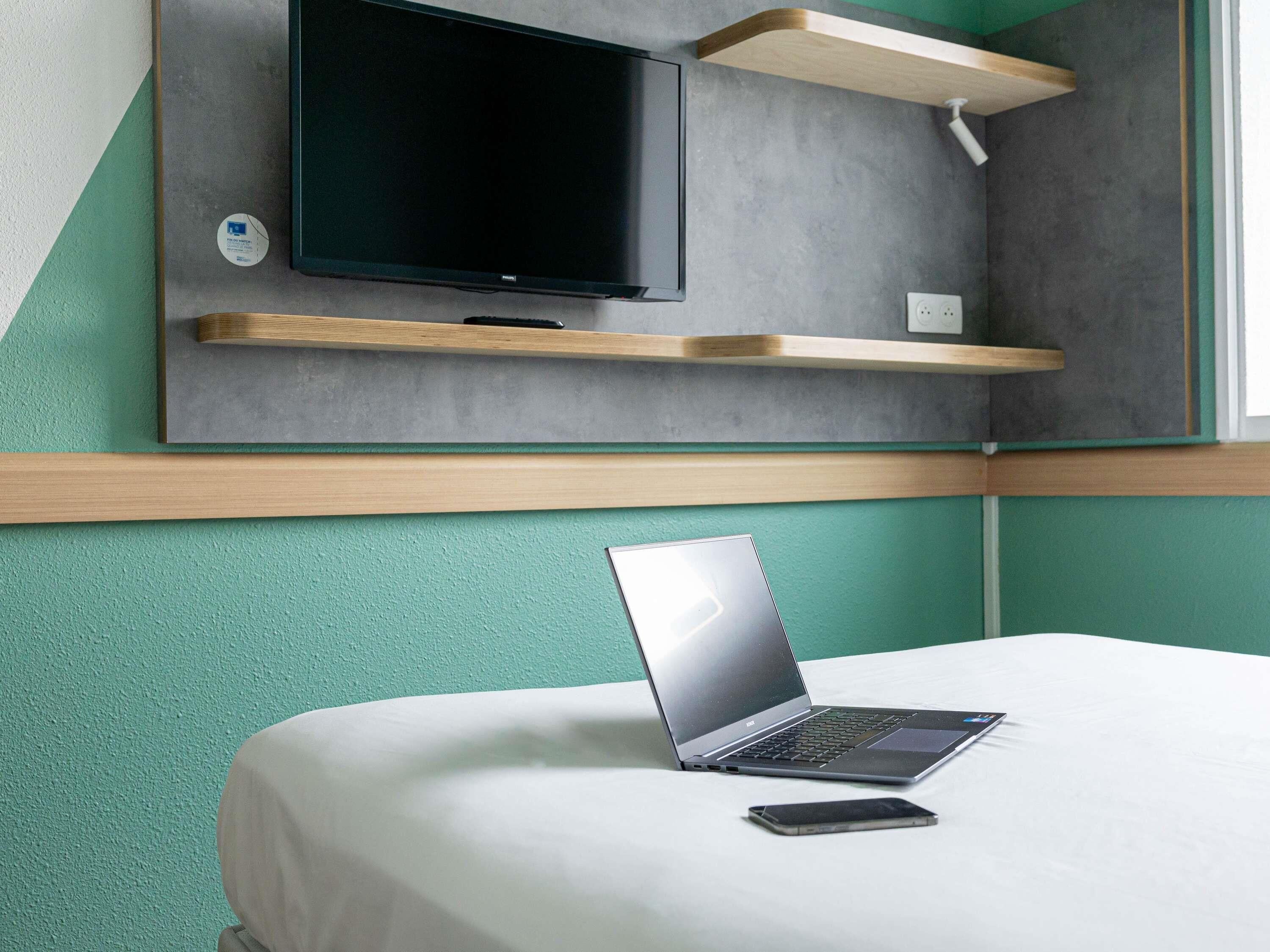 Hochwertige Bettwaren, Schreibtisch, Verdunkelungsvorhänge