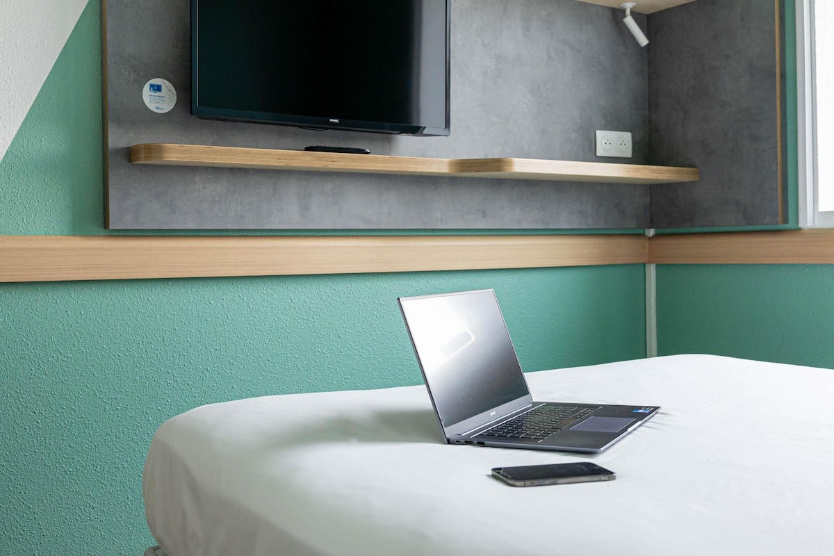 Peralatan tempat tidur premium, meja, langsir/tirai gelap terus