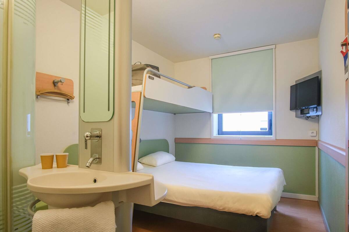 Doppelzimmer, Mehrere Betten | Hochwertige Bettwaren, Schreibtisch, Verdunkelungsvorhänge