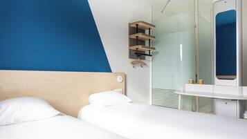 Literie de qualité supérieure, bureau, rideaux occultants