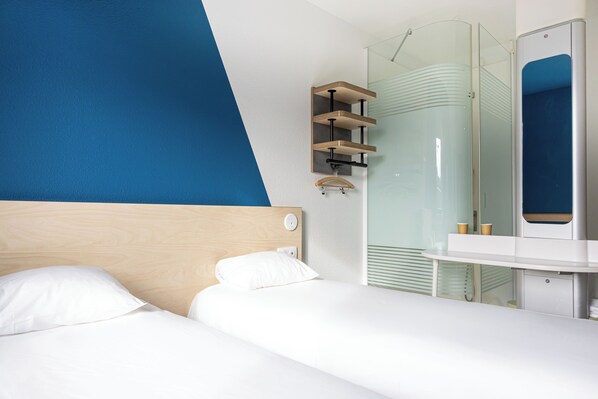 Quarto duplo, 2 camas de solteiro | Roupas de cama premium, escrivaninha, cortinas blackout