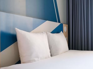1 Schlafzimmer, hochwertige Bettwaren, Schreibtisch