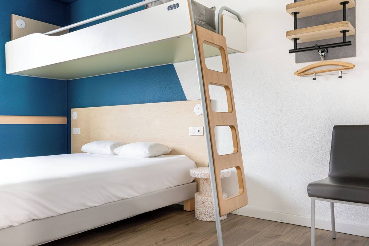 Habitació doble, diversos llits | Roba de llit d'alta qualitat, escriptori i cortines opaques