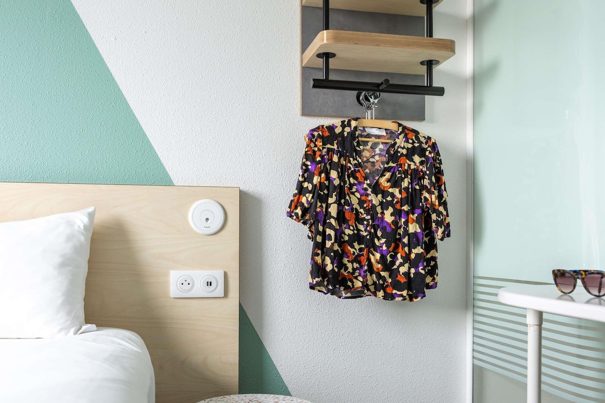 Phòng, 2 giường đơn | Bộ đồ giường cao cấp, bàn, màn/rèm cản sáng, phòng cách âm