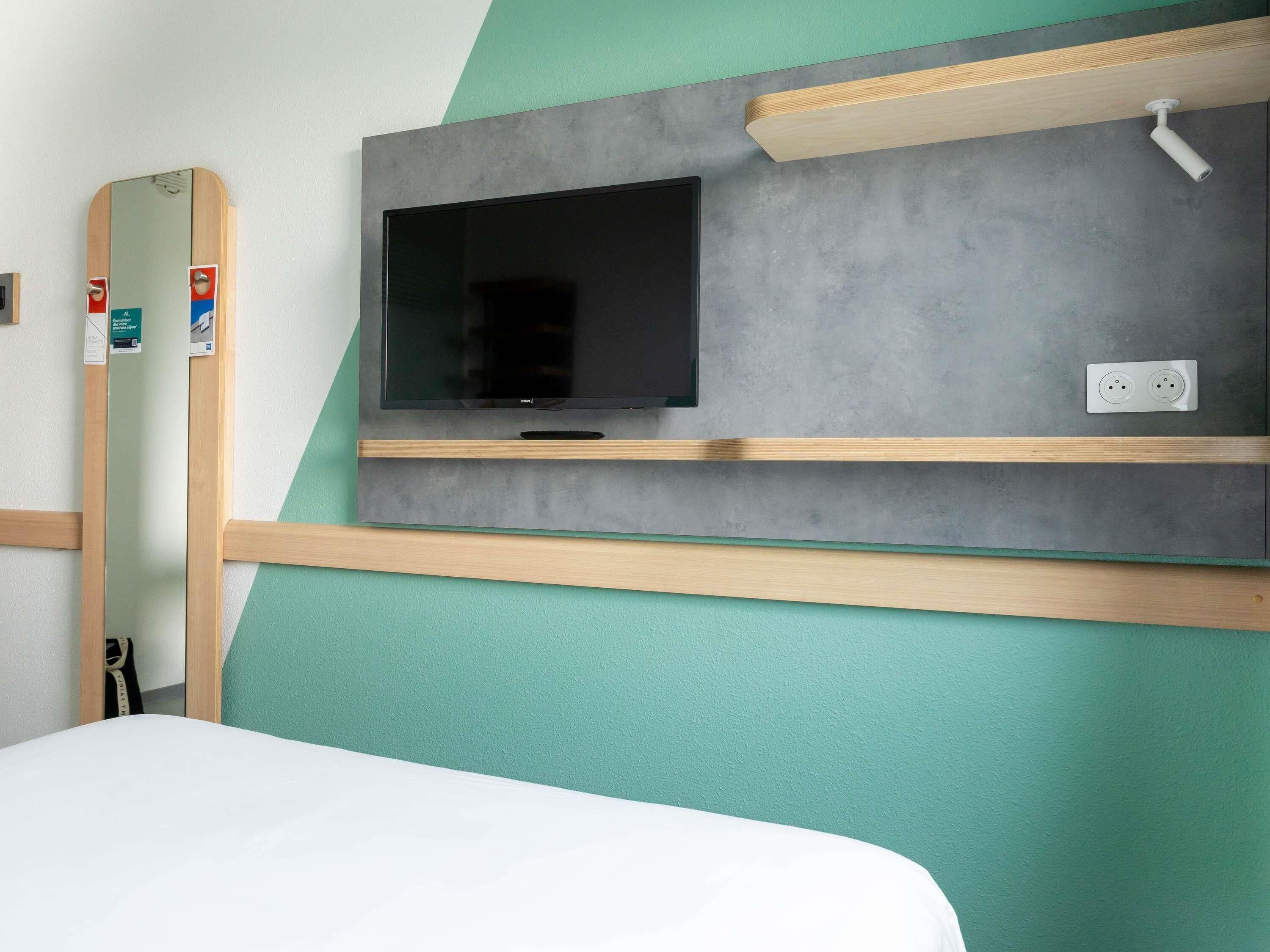 Tweepersoonskamer, meerdere bedden | Luxe beddengoed, een bureau, verduisterende gordijnen