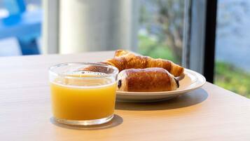 Desayuno buffet diario (EUR 9.90 por persona)
