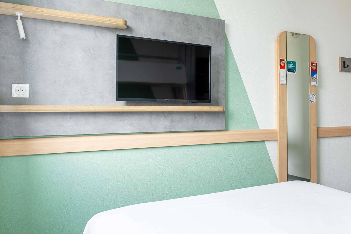 Ropa de cama de alta calidad, escritorio y cortinas blackout