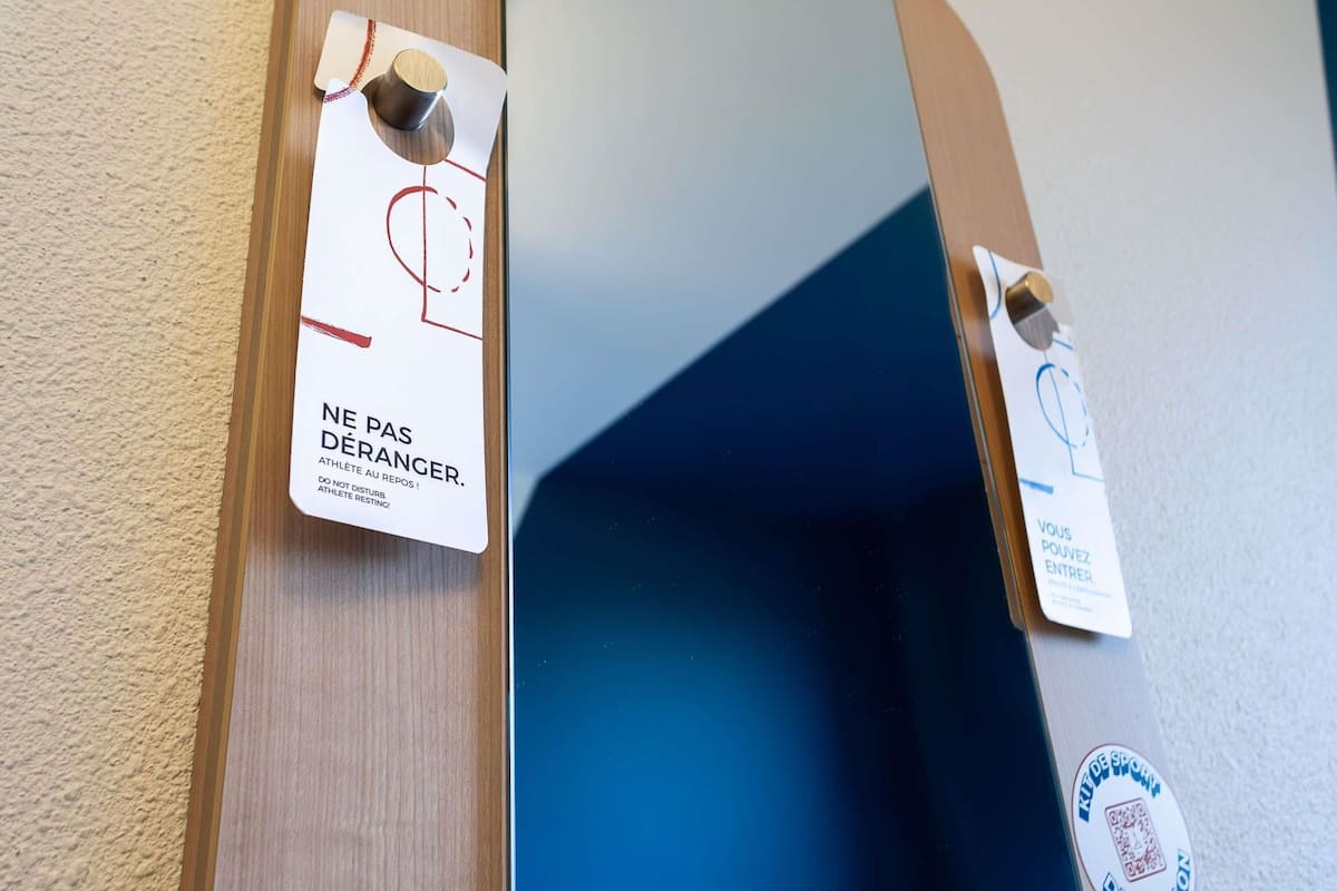 Habitación doble, varias camas | Ropa de cama de alta calidad, escritorio y cortinas blackout