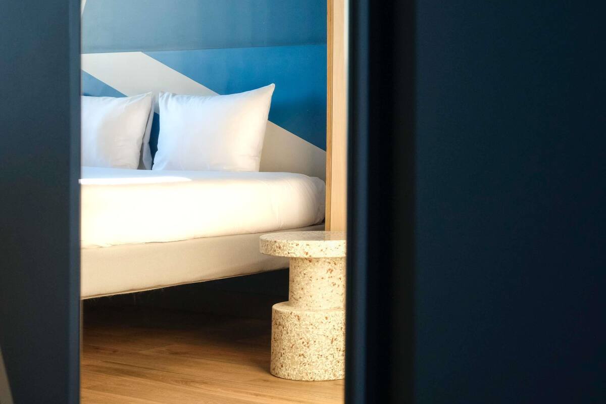 Hochwertige Bettwaren, Schreibtisch, Verdunkelungsvorhänge