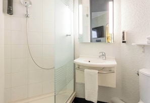 Regadera, amenidades de baño gratuitas, secadora de cabello, toallas