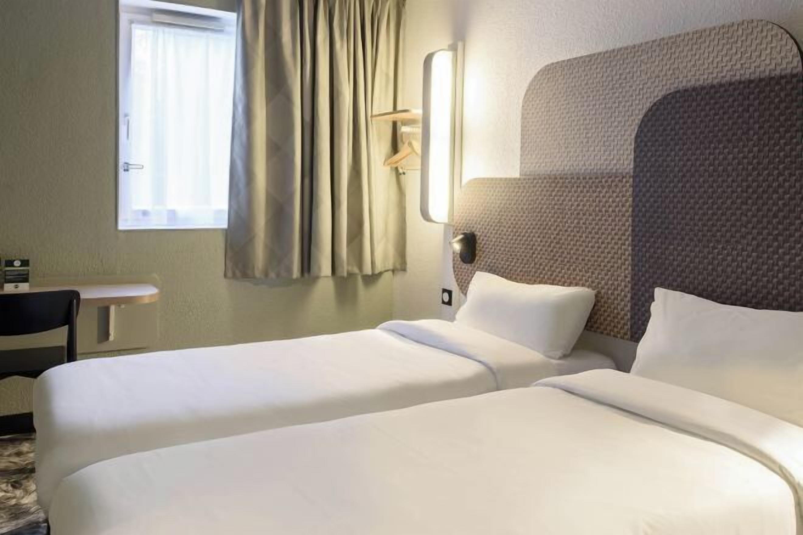 Escritorio, sistema de insonorización, wifi gratis y ropa de cama 