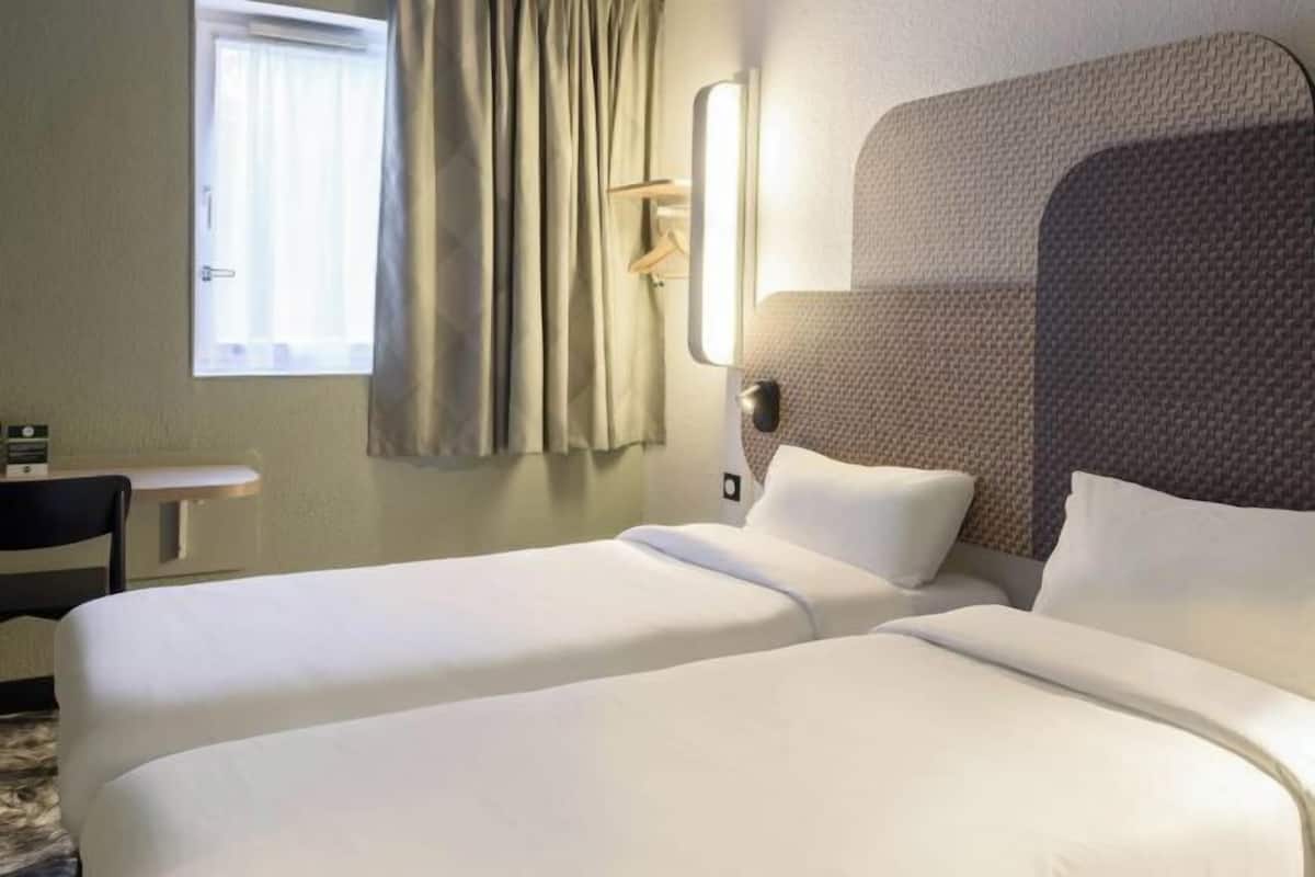 Desk, soundproofing, free WiFi, bed sheets