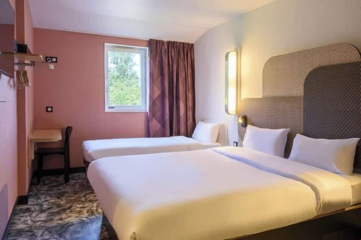 Desk, soundproofing, free WiFi, bed sheets