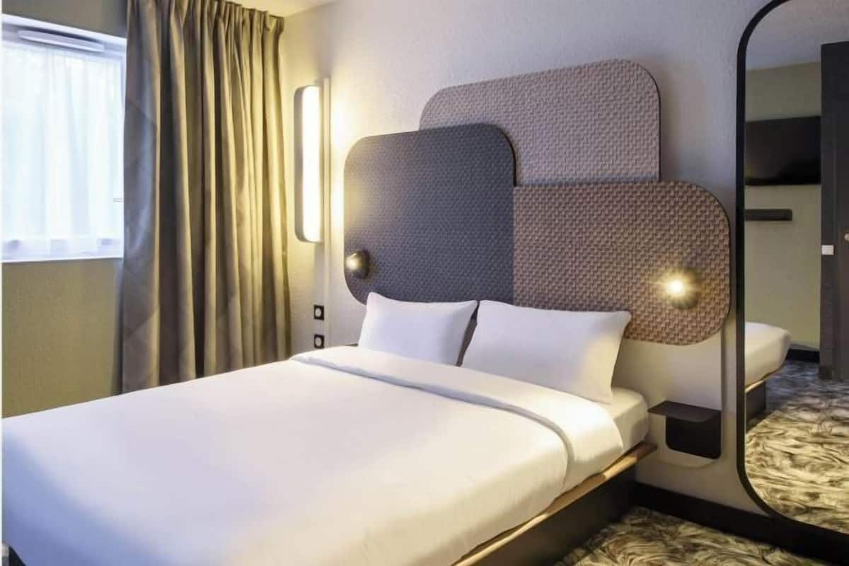 Desk, soundproofing, free WiFi, bed sheets