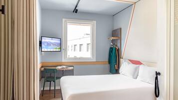 Quarto, 1 cama de casal | Escrivaninha, quartos à prova de som, berços grátis, Wi-Fi de cortesia