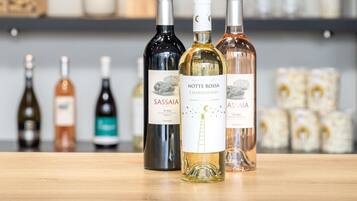 Varias botellas de vino sobre una superficie de madera, con un fondo desenfocado.