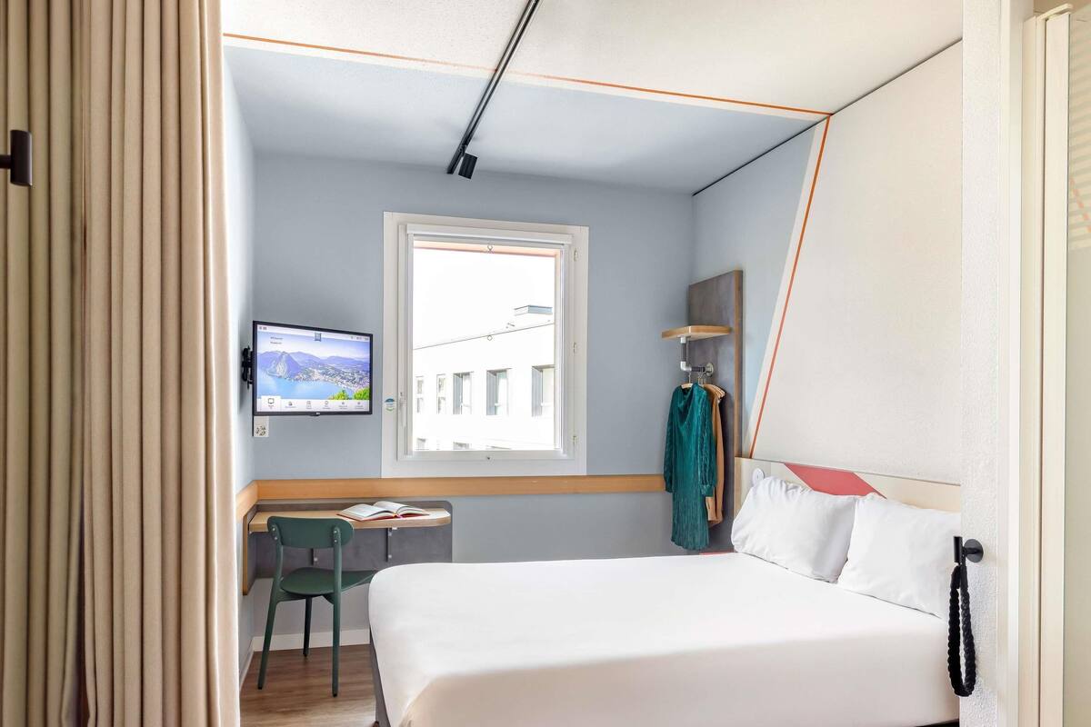 Room, 1 Double Bed | Desk, soundproofing, free cots/infant beds, free WiFi
