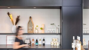 Eine Bar mit einer Auswahl an Weinflaschen und Gläsern.
