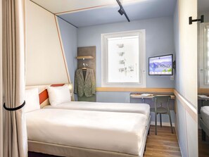 Habitación, 2 camas individuales | Escritorio, insonorización, cunas gratuitas y wifi gratis 