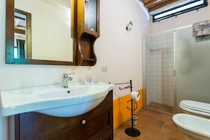 Departamento básico, 1 habitación (Pendolino) | Baño | Regadera, secadora de cabello, bidet, toallas