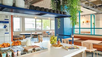 Daily continental breakfast (GBP 6.5 per person)