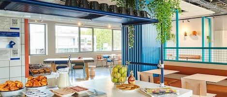 Sarapan ala kontinental setiap hari (GBP 6.5 per orang)