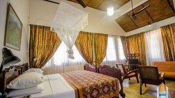 4 kamar tidur, seprai premium, meja kerja, dan setrika/meja setrika