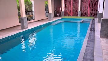 Kolam renang indoor dan kolam renang outdoor
