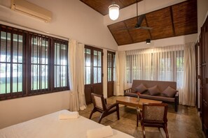 4 bedrooms, premium bedding, desk, iron/ironing board