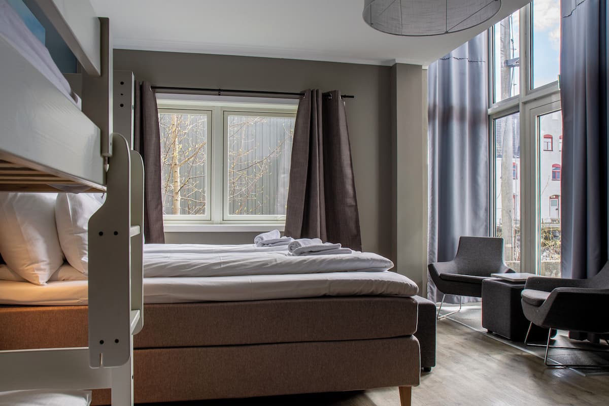 Un dormitorio moderno con cama, escritorio y silla.
