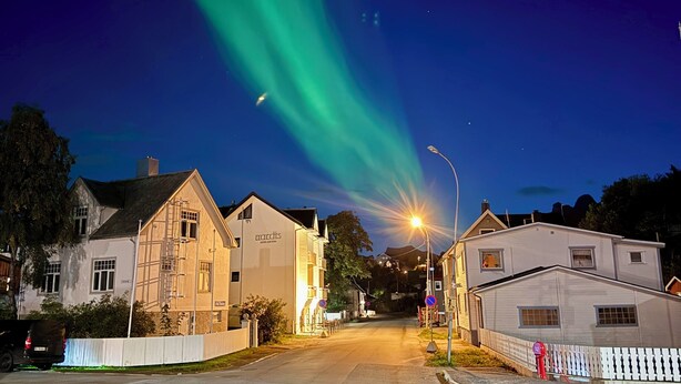 Una calle con edificios, incluyendo un hotel llamado 'MORCHTHS HOTEL & SPA'.