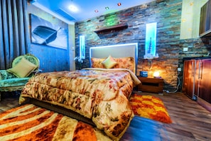 Deluxe Studio | Minibar, in-room safe, desk, iron/ironing board