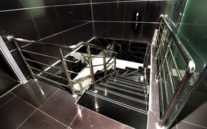Minibar, coffres-forts dans les chambres, bureau