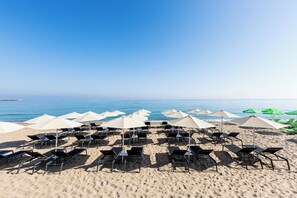 Am Strand, Liegestühle, Sonnenschirme, Strandtücher
